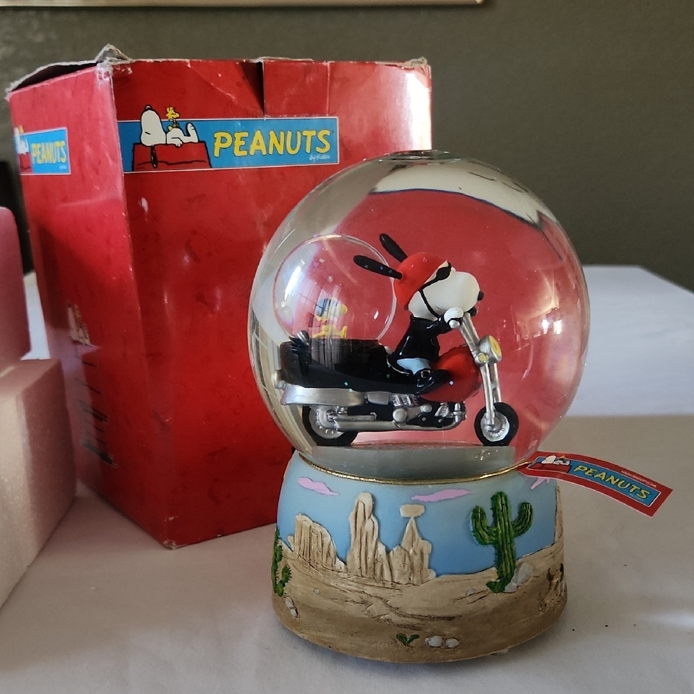 Peanuts Motorcycle Snow Globe